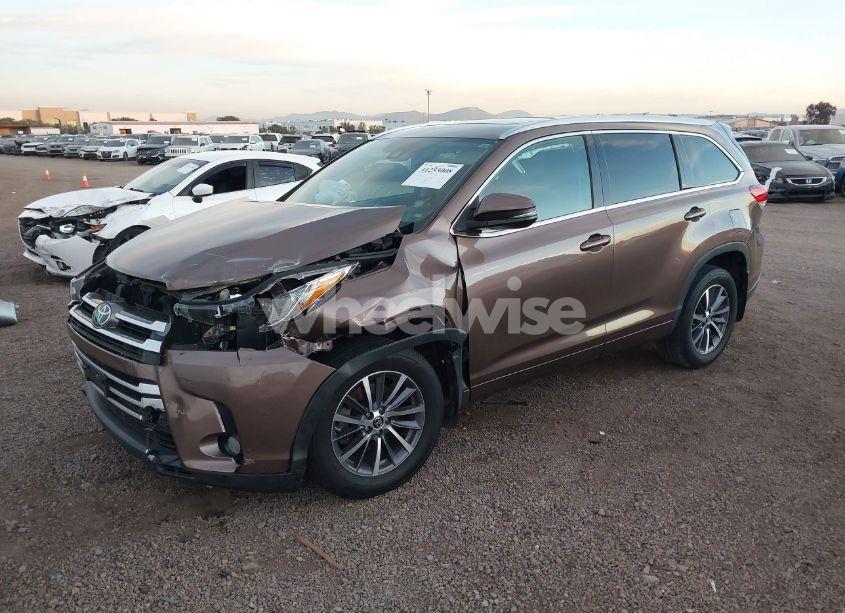 Photo 2 of 2017 Toyota Highlander XLE (VIN 5TDJZRFH0HS447562)
