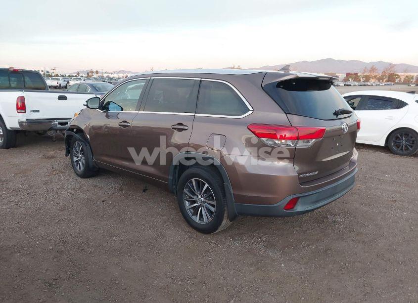 Photo 3 of 2017 Toyota Highlander XLE (VIN 5TDJZRFH0HS447562)