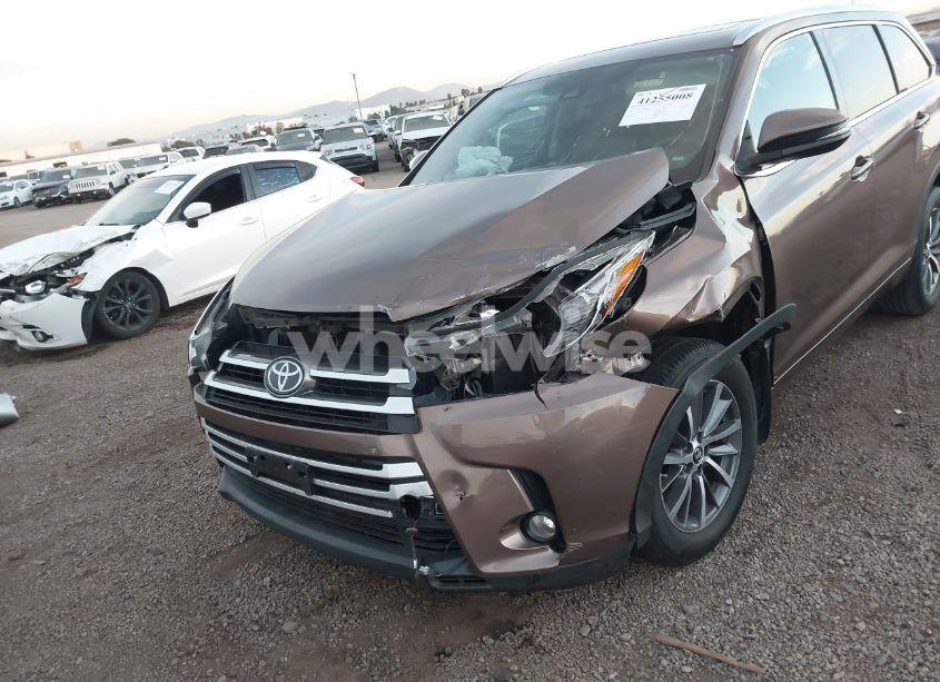 Photo 6 of 2017 Toyota Highlander XLE (VIN 5TDJZRFH0HS447562)