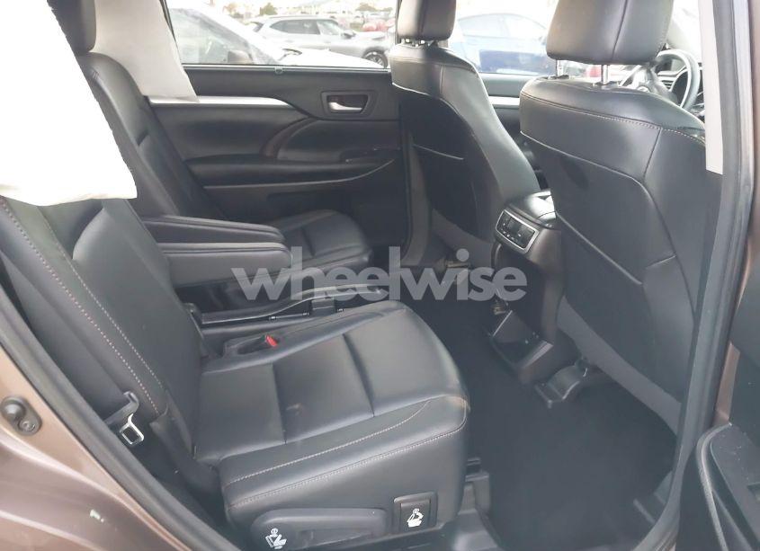 Photo 8 of 2017 Toyota Highlander XLE (VIN 5TDJZRFH0HS447562)