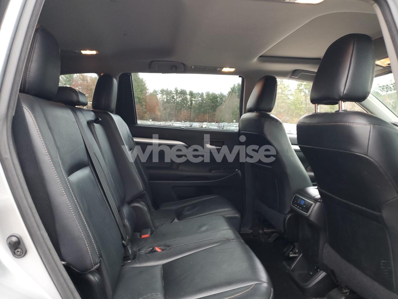 Photo 11 of 2017 TOYOTA HIGHLANDER SE N/A (VIN 5TDJZRFH0HS468024)