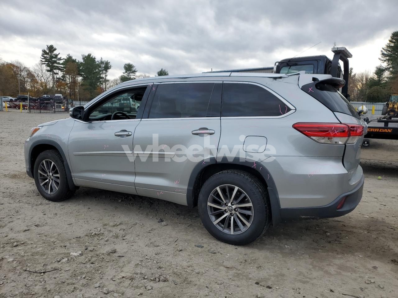 Photo 2 of 2017 TOYOTA HIGHLANDER SE N/A (VIN 5TDJZRFH0HS468024)