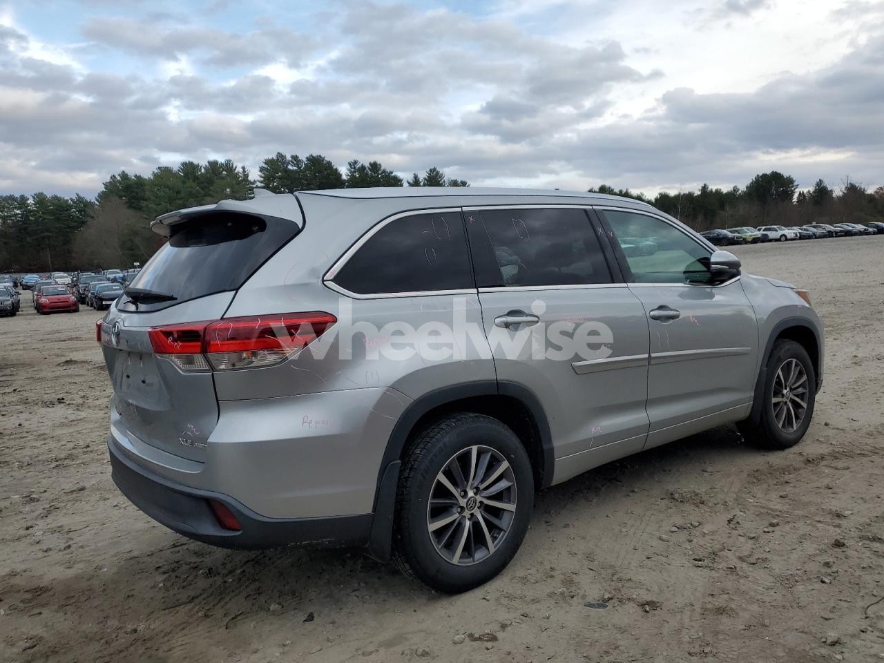 Photo 3 of 2017 TOYOTA HIGHLANDER SE N/A (VIN 5TDJZRFH0HS468024)