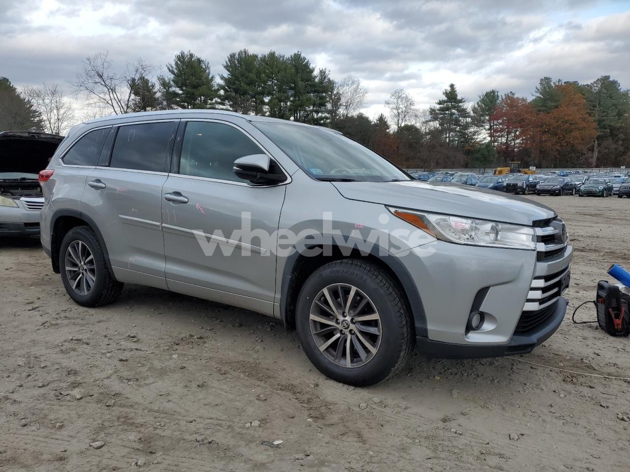 Photo 4 of 2017 TOYOTA HIGHLANDER SE N/A (VIN 5TDJZRFH0HS468024)