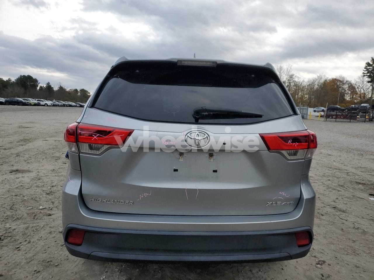 Photo 6 of 2017 TOYOTA HIGHLANDER SE N/A (VIN 5TDJZRFH0HS468024)