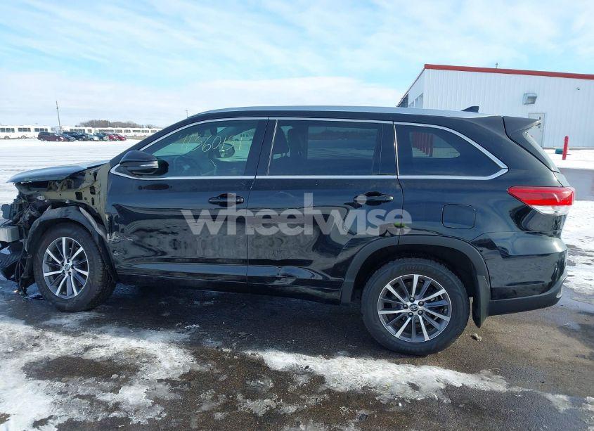 Photo 15 of 2018 Toyota Highlander XLE (VIN 5TDJZRFH0JS827314)