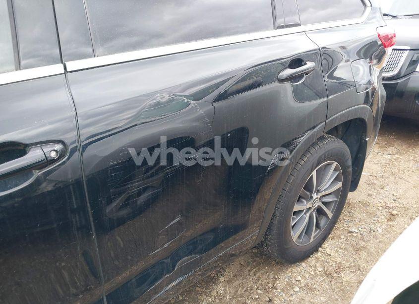 Photo 18 of 2018 Toyota Highlander XLE (VIN 5TDJZRFH0JS827314)