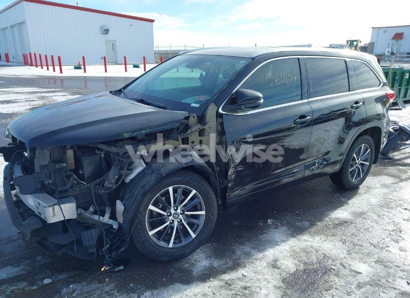 Photo 2 of 2018 Toyota Highlander XLE (VIN 5TDJZRFH0JS827314)