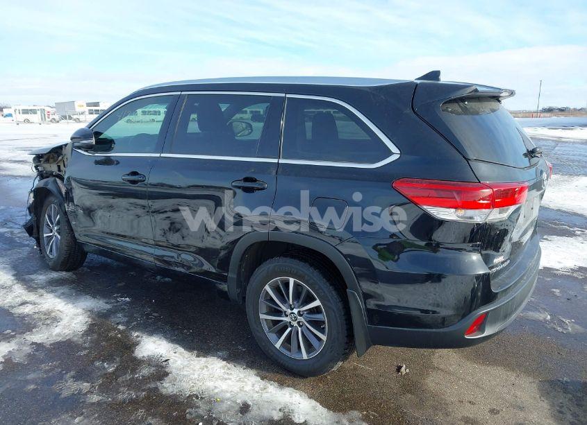 Photo 3 of 2018 Toyota Highlander XLE (VIN 5TDJZRFH0JS827314)
