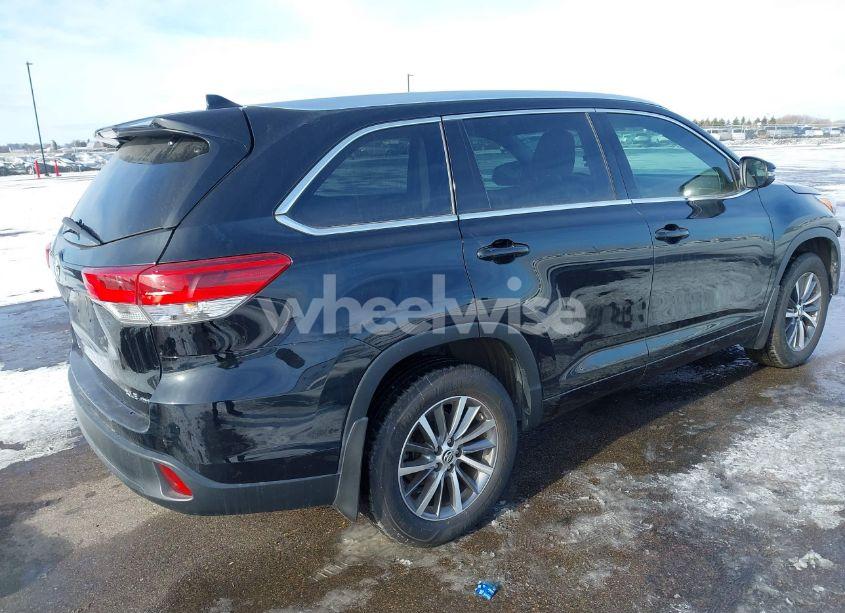 Photo 4 of 2018 Toyota Highlander XLE (VIN 5TDJZRFH0JS827314)