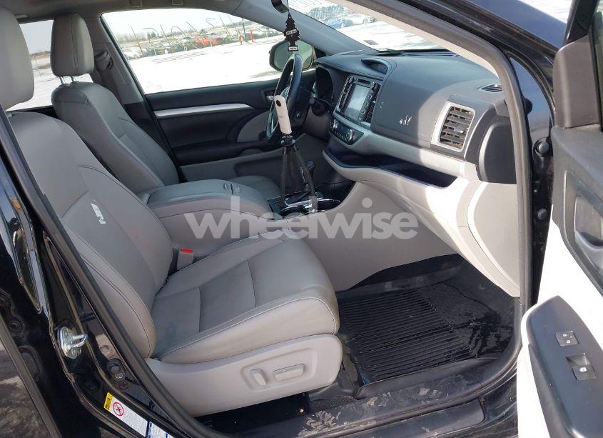 Photo 5 of 2018 Toyota Highlander XLE (VIN 5TDJZRFH0JS827314)