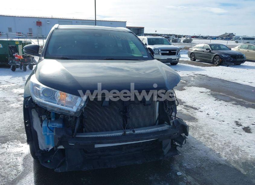 Photo 6 of 2018 Toyota Highlander XLE (VIN 5TDJZRFH0JS827314)