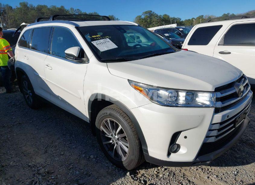 2019 Toyota Highlander XLE (VIN 5TDJZRFH0KS571466) main photo