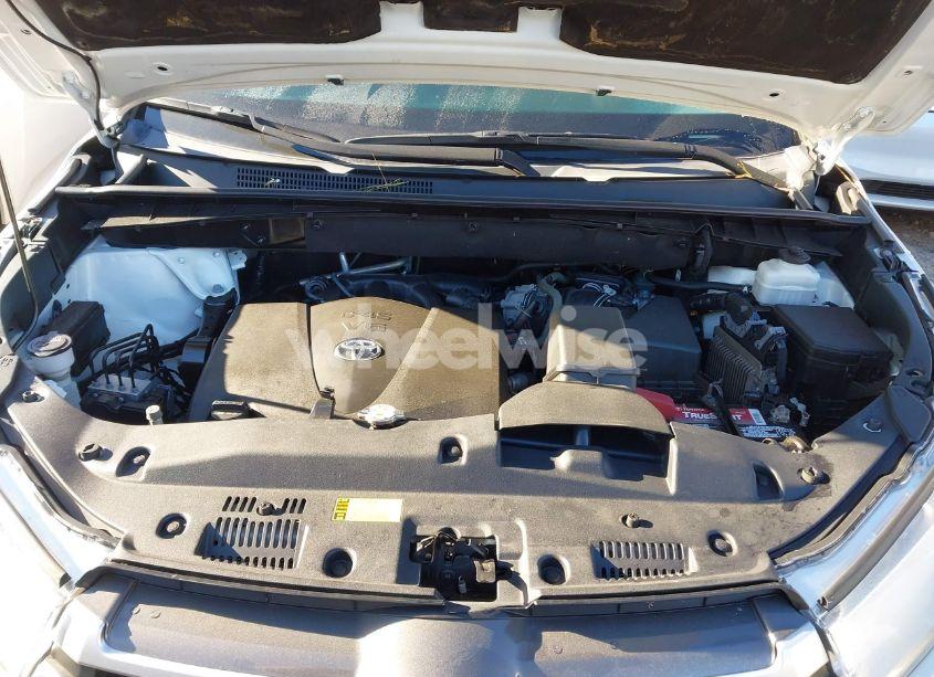 Photo 10 of 2019 Toyota Highlander XLE (VIN 5TDJZRFH0KS571466)