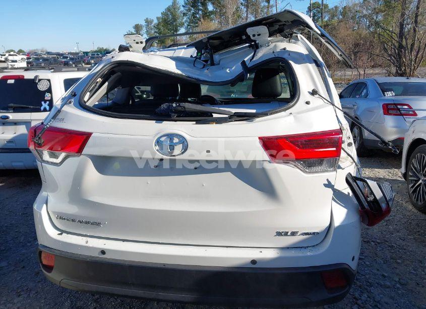 Photo 16 of 2019 Toyota Highlander XLE (VIN 5TDJZRFH0KS571466)