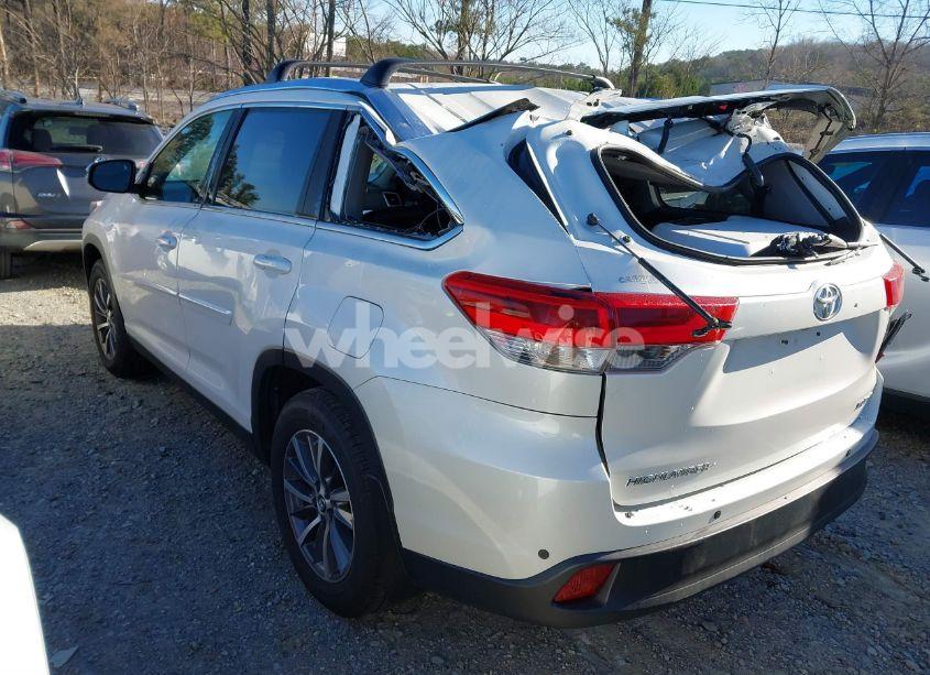 Photo 3 of 2019 Toyota Highlander XLE (VIN 5TDJZRFH0KS571466)
