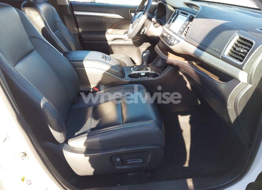 Photo 5 of 2019 Toyota Highlander XLE (VIN 5TDJZRFH0KS571466)