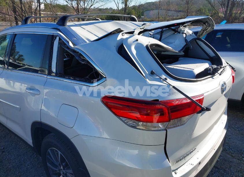 Photo 6 of 2019 Toyota Highlander XLE (VIN 5TDJZRFH0KS571466)