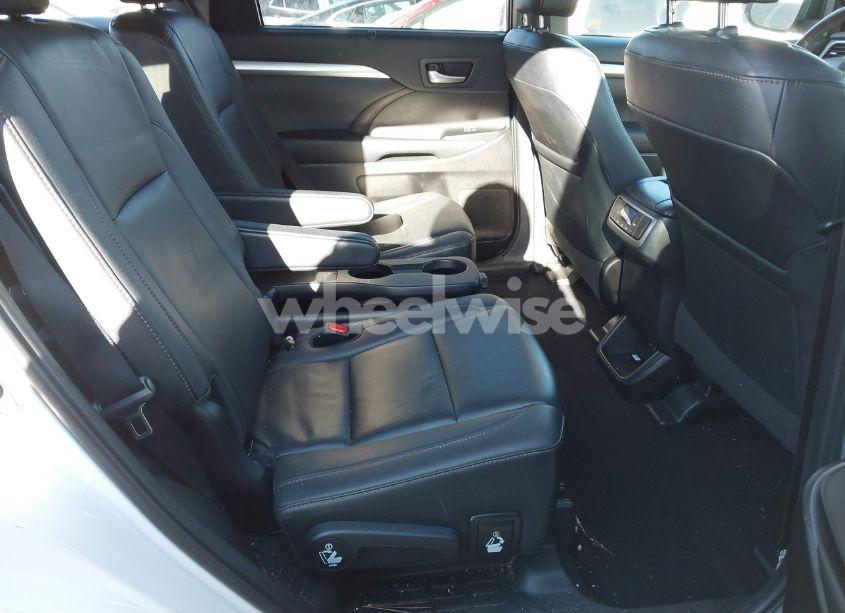 Photo 8 of 2019 Toyota Highlander XLE (VIN 5TDJZRFH0KS571466)