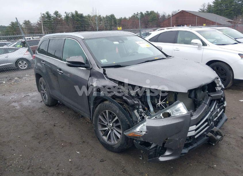 2019 Toyota Highlander XLE (VIN 5TDJZRFH0KS584881) main photo