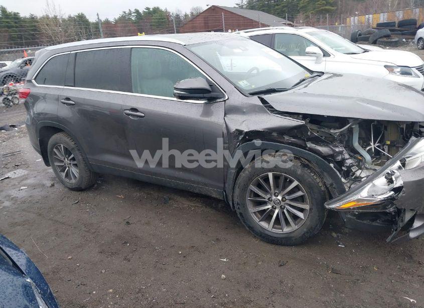 Photo 13 of 2019 Toyota Highlander XLE (VIN 5TDJZRFH0KS584881)