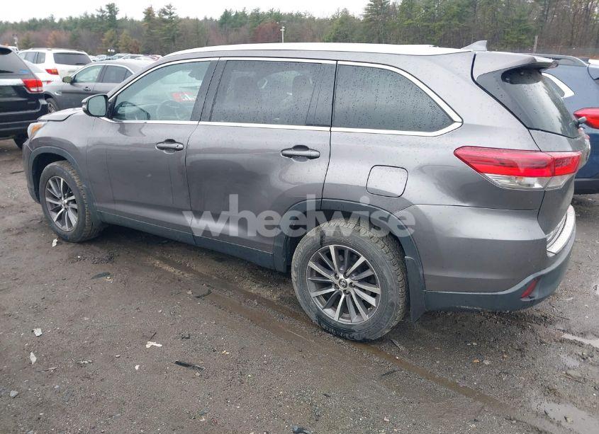 Photo 14 of 2019 Toyota Highlander XLE (VIN 5TDJZRFH0KS584881)