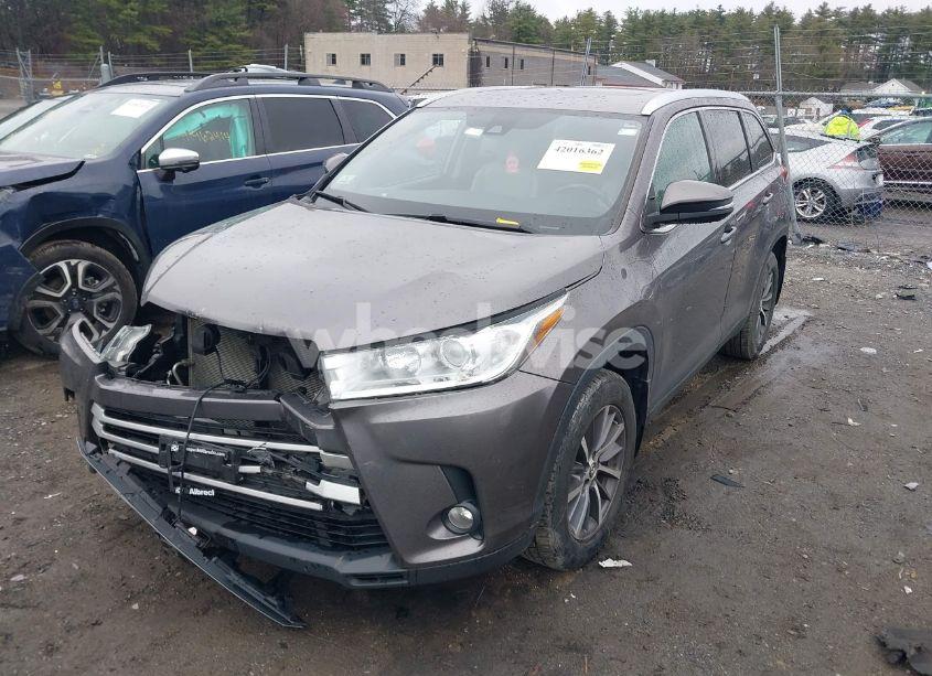 Photo 2 of 2019 Toyota Highlander XLE (VIN 5TDJZRFH0KS584881)