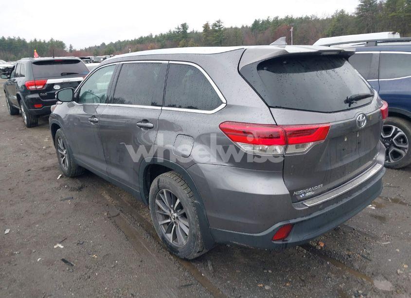 Photo 3 of 2019 Toyota Highlander XLE (VIN 5TDJZRFH0KS584881)