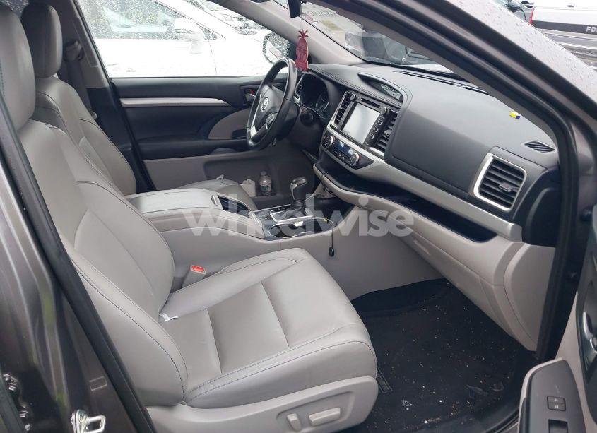 Photo 5 of 2019 Toyota Highlander XLE (VIN 5TDJZRFH0KS584881)