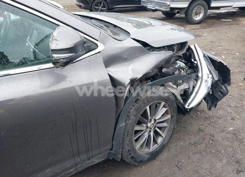 Photo 6 of 2019 Toyota Highlander XLE (VIN 5TDJZRFH0KS584881)