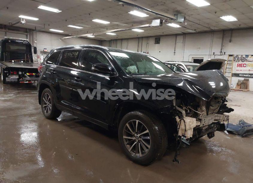 2019 Toyota Highlander XLE (VIN 5TDJZRFH0KS706882) main photo