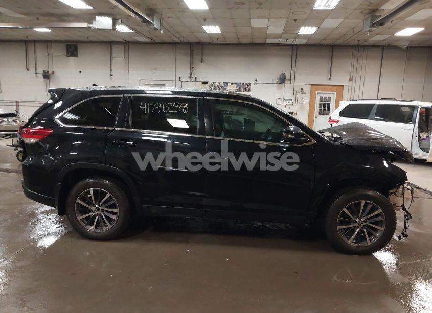 Photo 13 of 2019 Toyota Highlander XLE (VIN 5TDJZRFH0KS706882)