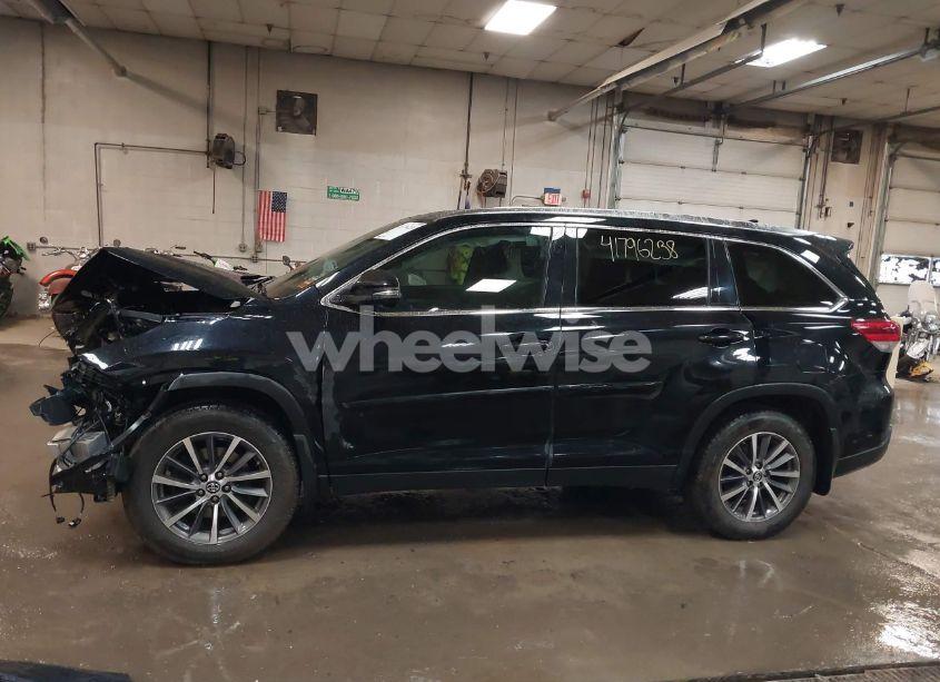 Photo 14 of 2019 Toyota Highlander XLE (VIN 5TDJZRFH0KS706882)