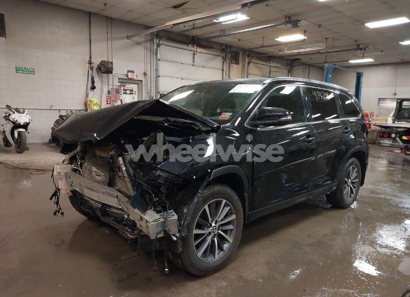 Photo 2 of 2019 Toyota Highlander XLE (VIN 5TDJZRFH0KS706882)