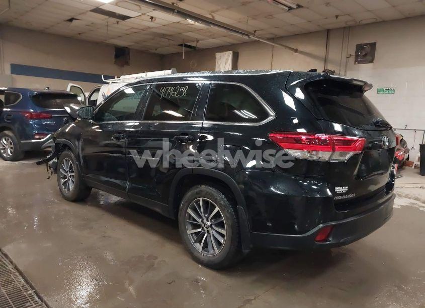 Photo 3 of 2019 Toyota Highlander XLE (VIN 5TDJZRFH0KS706882)