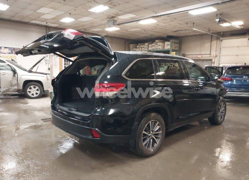 Photo 4 of 2019 Toyota Highlander XLE (VIN 5TDJZRFH0KS706882)