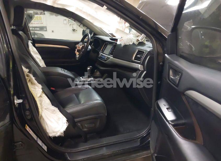 Photo 5 of 2019 Toyota Highlander XLE (VIN 5TDJZRFH0KS706882)