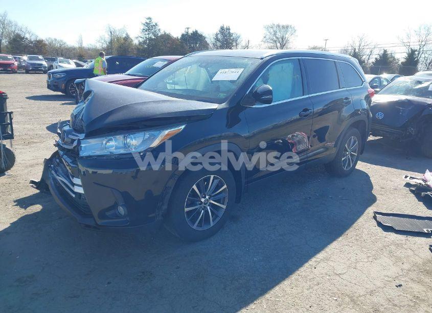 Photo 2 of 2019 Toyota Highlander XLE (VIN 5TDJZRFH0KS711578)