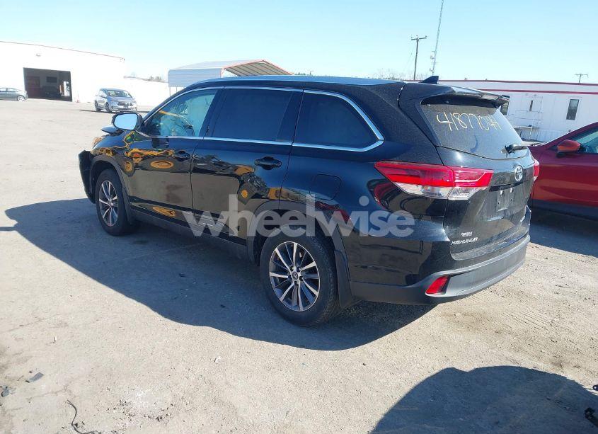 Photo 3 of 2019 Toyota Highlander XLE (VIN 5TDJZRFH0KS711578)
