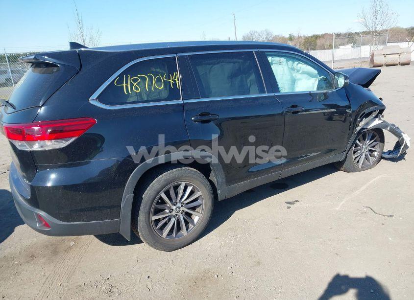 Photo 4 of 2019 Toyota Highlander XLE (VIN 5TDJZRFH0KS711578)