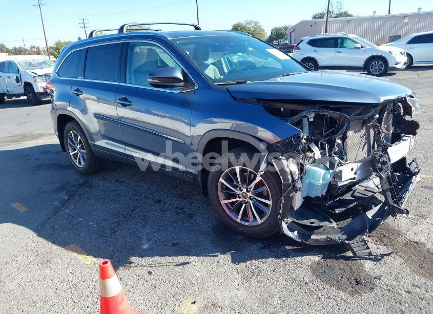 2019 Toyota Highlander XLE (VIN 5TDJZRFH0KS993317) main photo
