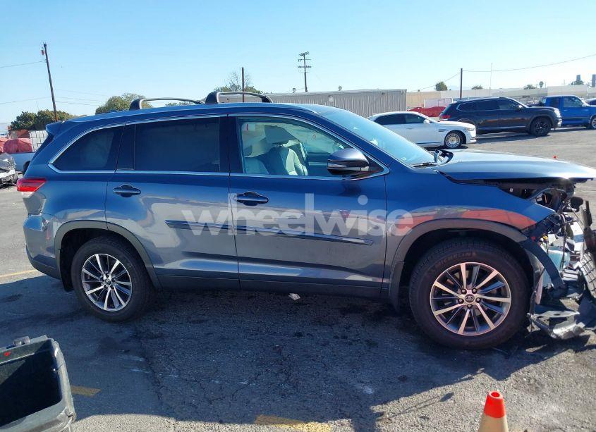 Photo 13 of 2019 Toyota Highlander XLE (VIN 5TDJZRFH0KS993317)