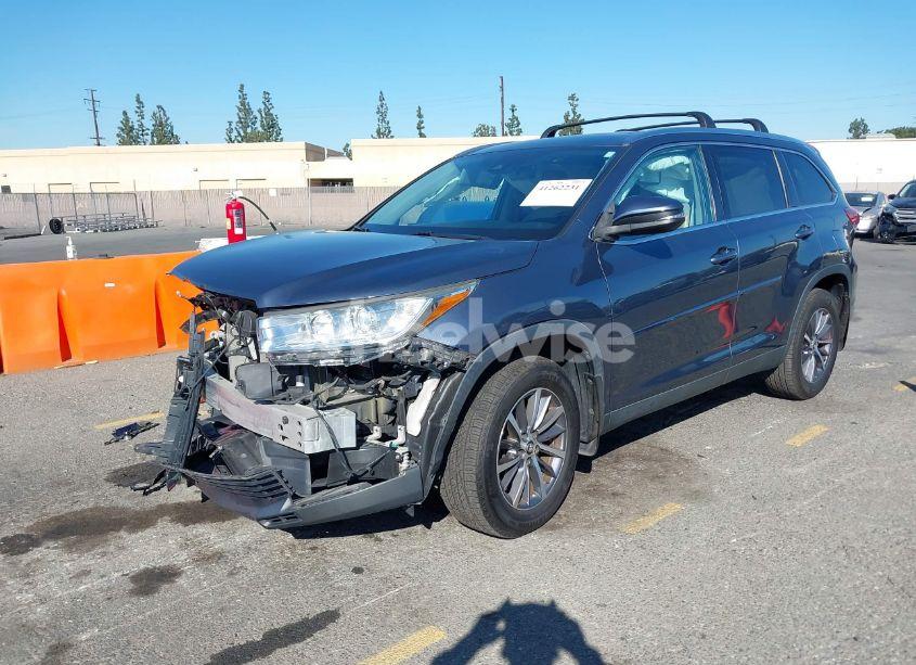 Photo 2 of 2019 Toyota Highlander XLE (VIN 5TDJZRFH0KS993317)