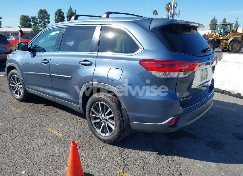 Photo 3 of 2019 Toyota Highlander XLE (VIN 5TDJZRFH0KS993317)