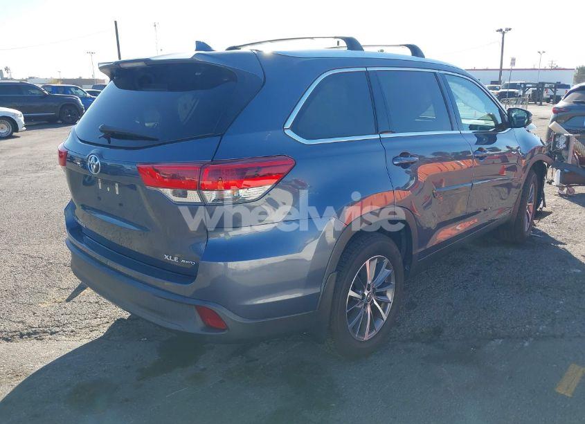 Photo 4 of 2019 Toyota Highlander XLE (VIN 5TDJZRFH0KS993317)
