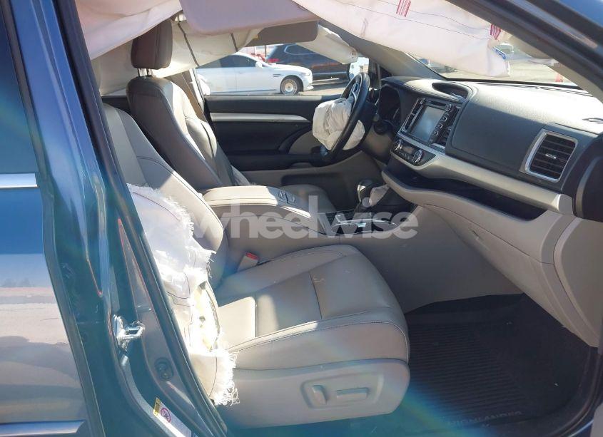 Photo 5 of 2019 Toyota Highlander XLE (VIN 5TDJZRFH0KS993317)