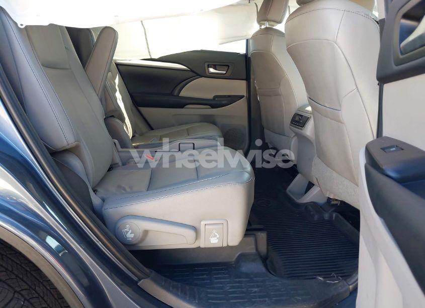 Photo 8 of 2019 Toyota Highlander XLE (VIN 5TDJZRFH0KS993317)