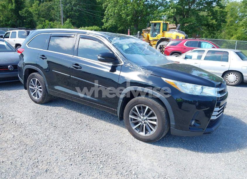 2017 Toyota Highlander XLE (VIN 5TDJZRFH1HS394399) main photo