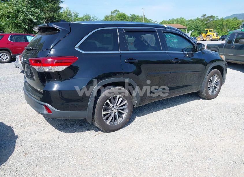 Photo 4 of 2017 Toyota Highlander XLE (VIN 5TDJZRFH1HS394399)