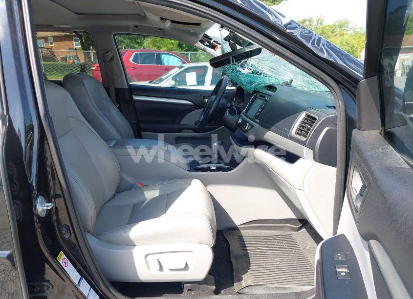 Photo 5 of 2017 Toyota Highlander XLE (VIN 5TDJZRFH1HS394399)